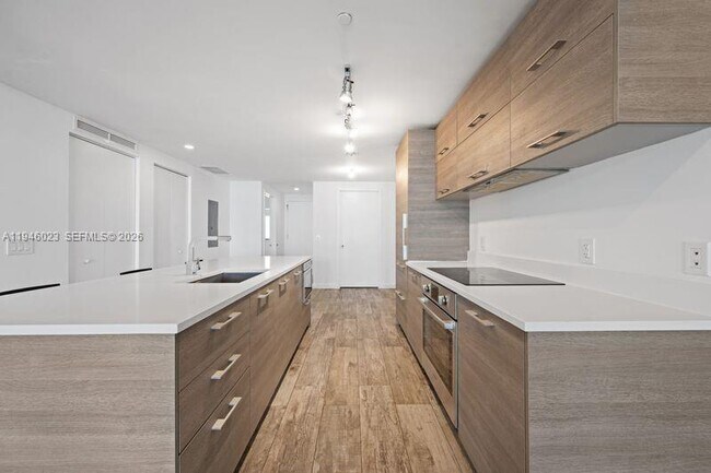 Foto del edificio - 650 NE 32nd St