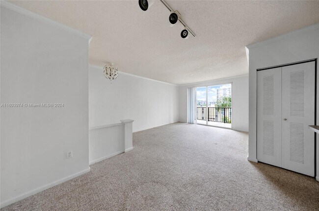 Foto del edificio - 17145 N Bay Rd