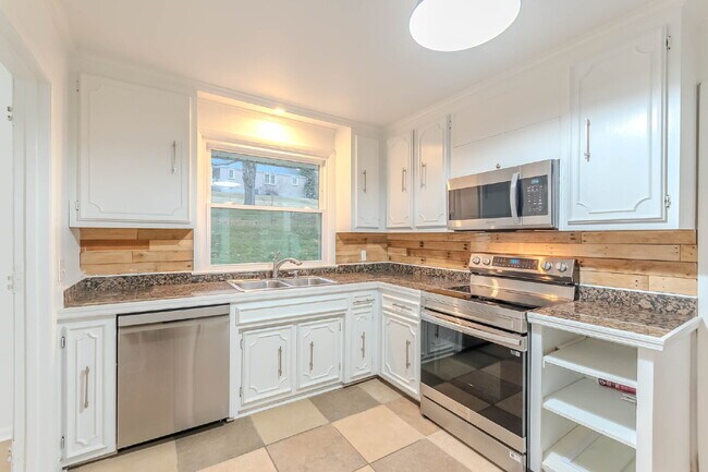 Building Photo - Fantastic 3 (4-ish) Bed Home | Lawn Care Included