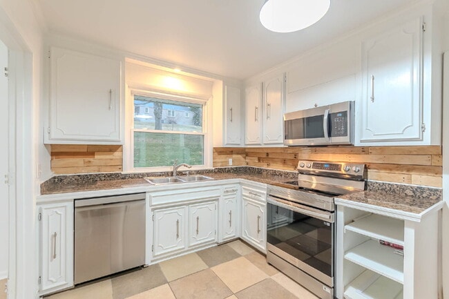Foto del edificio - Fantastic 3 (4-ish) Bed Home | Lawn Care Included