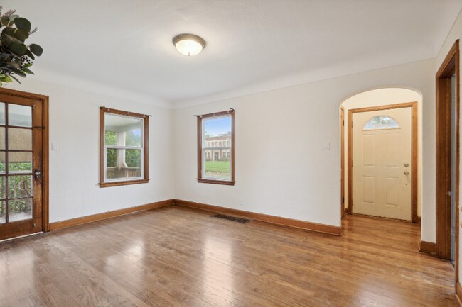 Foto del edificio - 413 16th Ave SW