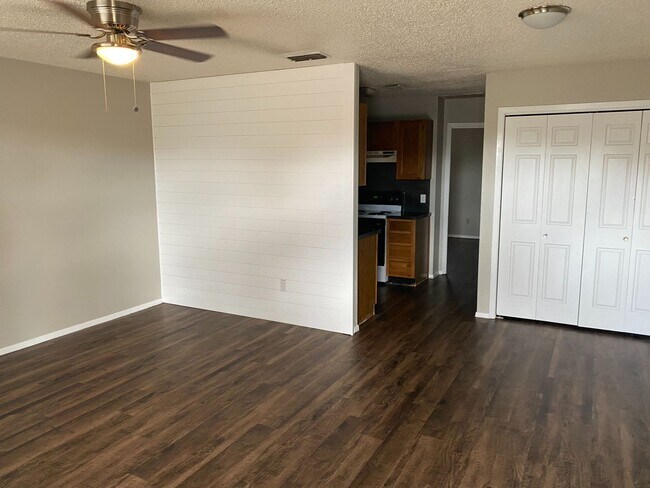 Building Photo - 1412 B COURTNEY PL
