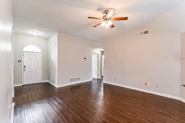 Foto del edificio - 5929 White Ridge Cir E