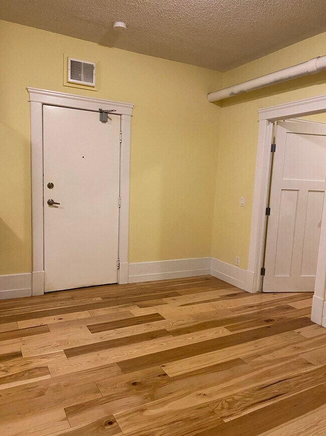 Photo du bâtiment - Charming basement unit with plenty of character.