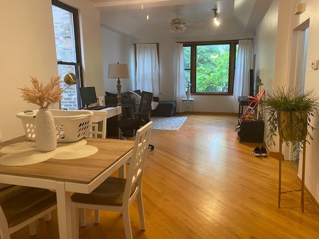 Combinación de comedor y sala de estar - 2652 W Superior St