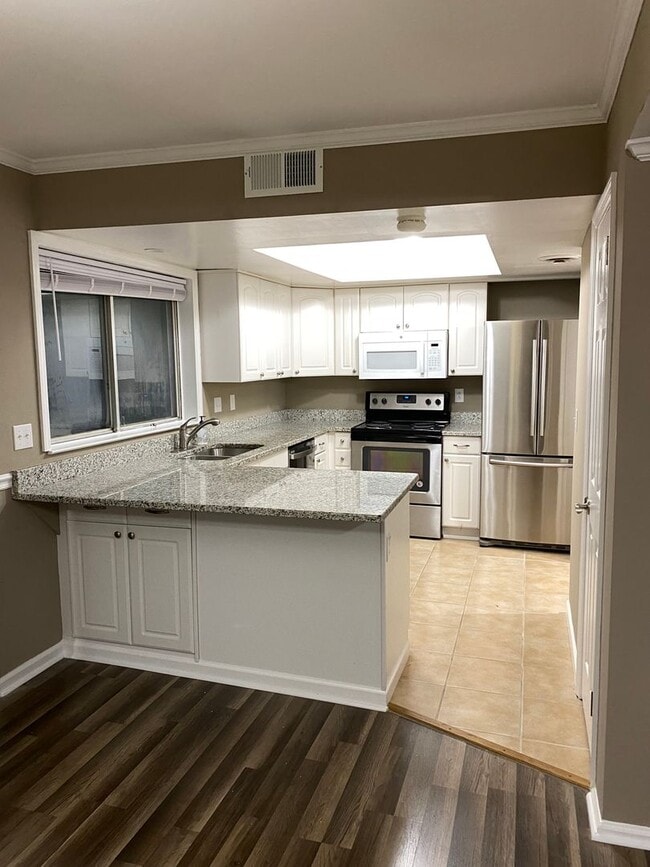 Building Photo - 450 Huntington Ridge Dr