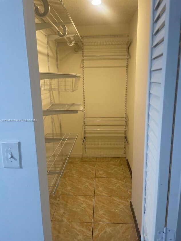 Foto del edificio - 4801 NW 7th St