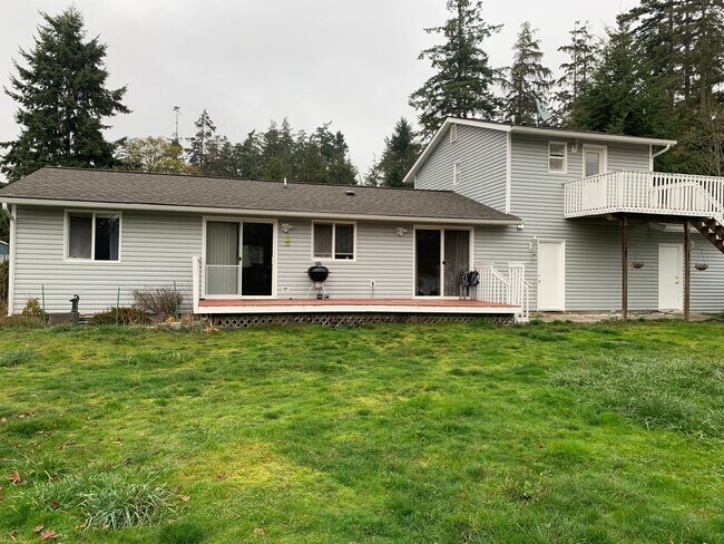 Foto del edificio - Lovely Home with Massive fenced yard and S...