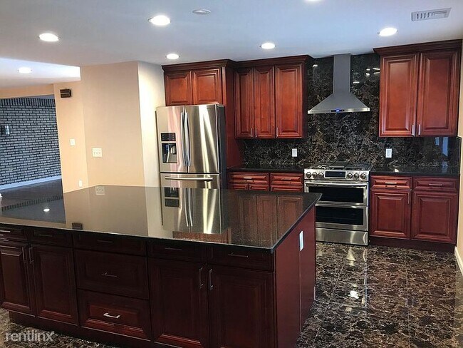 Foto del edificio - 4 br, 3 bath House - 33 Clark Ave