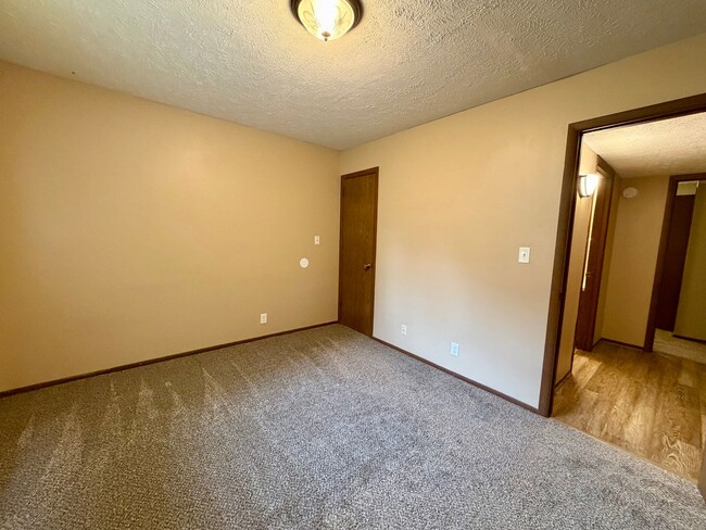Building Photo - **COMING SOON** 2 bed 1 bath ground level duplex