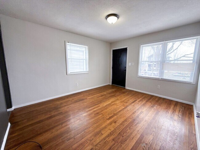 Foto del edificio - Move-In Ready 2BR Home w/ Refinished Hardwood Floors + Bonus Room Basement!