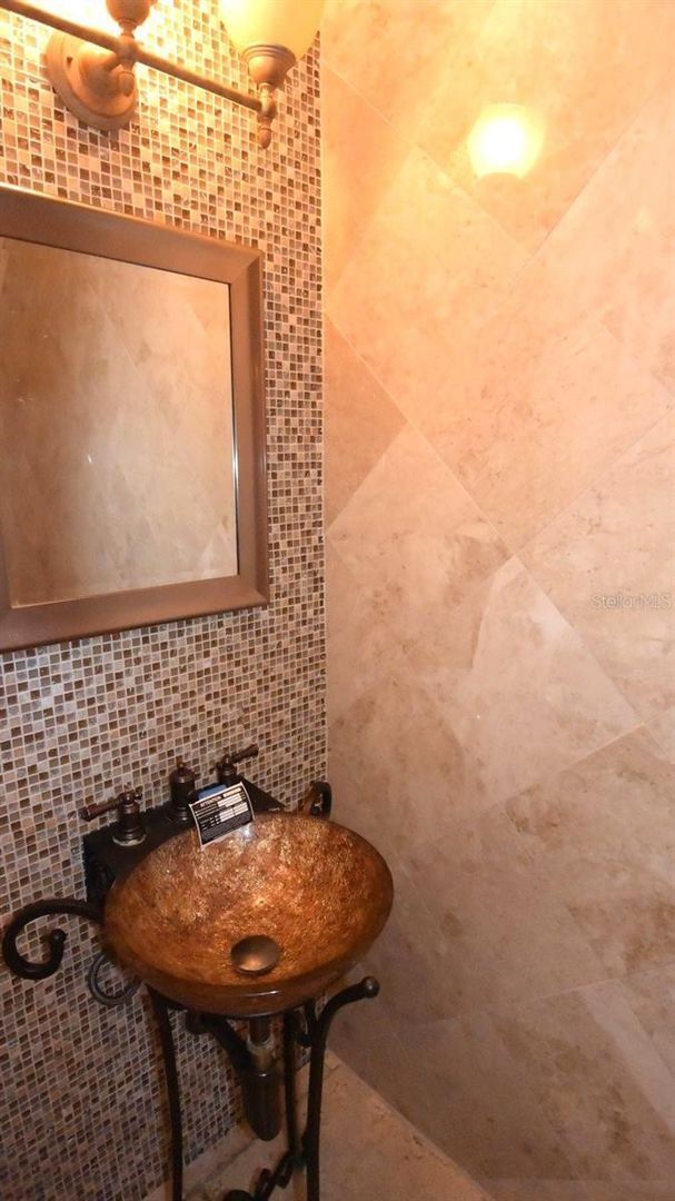 Building Photo - Beautifully upgraded townhome with one car attached garage  located in the gated Tullamore of Mea...