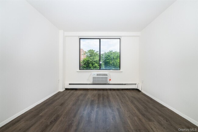 Building Photo - 7 Lake St