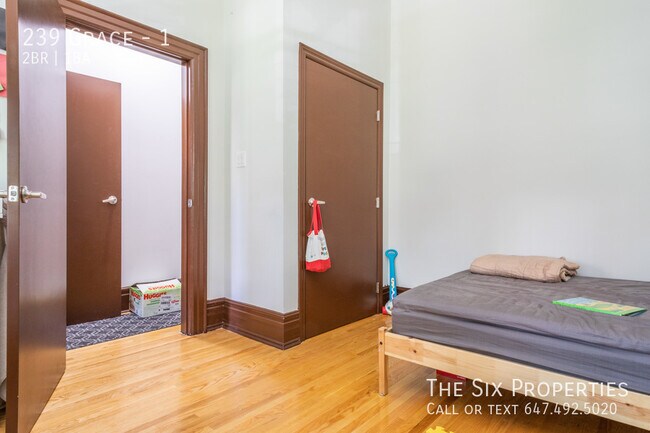 Building Photo - Beautiful Two Bedroom Apartment