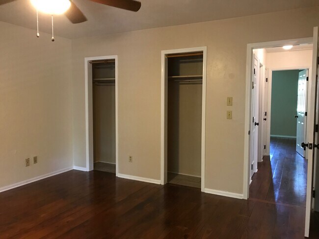 Building Photo - 1916 Hidden Valley