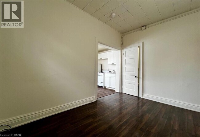 Photo du bâtiment - 299 Central Ave