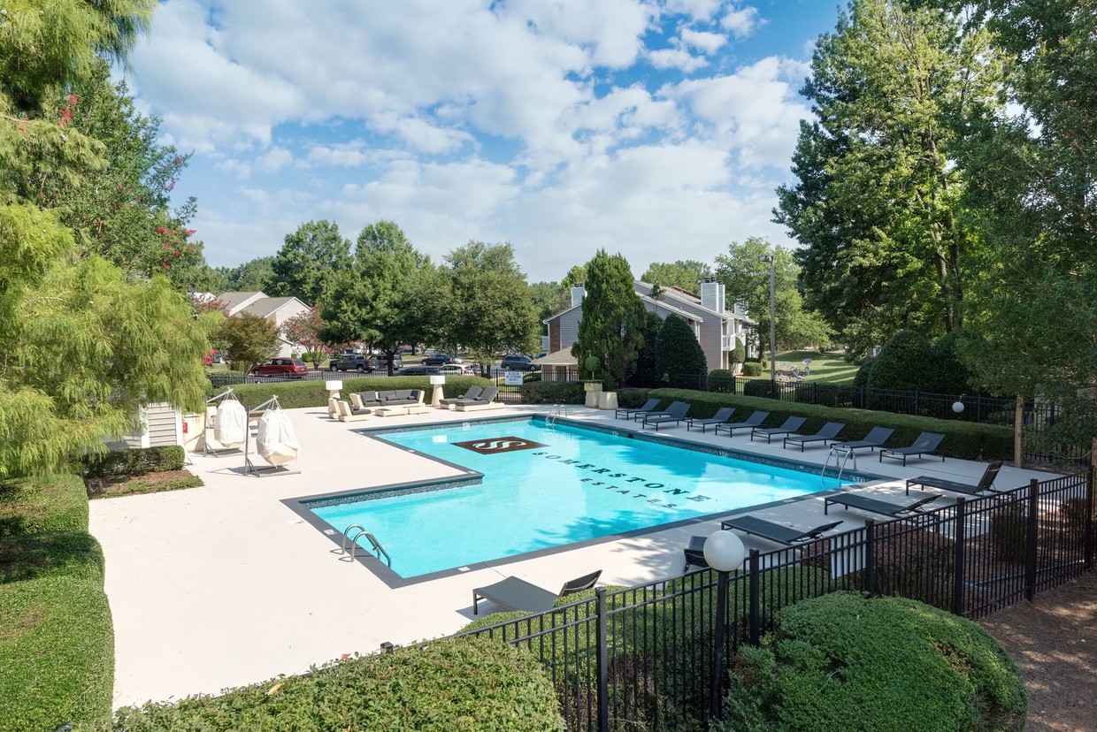 Piscina con estilo de centro turístico - SomerStone Estates