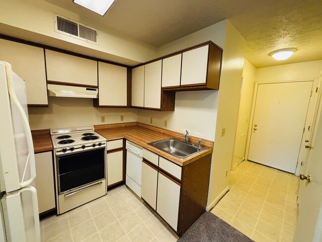 Building Photo - Efficiency 1 Bathroom Condo