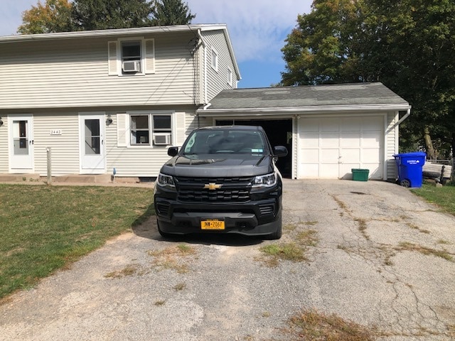 Shared driveway. - 2442 Westside Dr