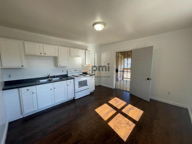 Foto del edificio - 4635 Towle Ave