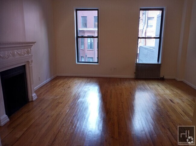 Building Photo - BEAUTIFUL EXTRA LARGE STUDIO IN PRIME MIDT...