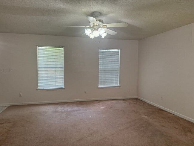 Building Photo - Two Bedroom Cutie