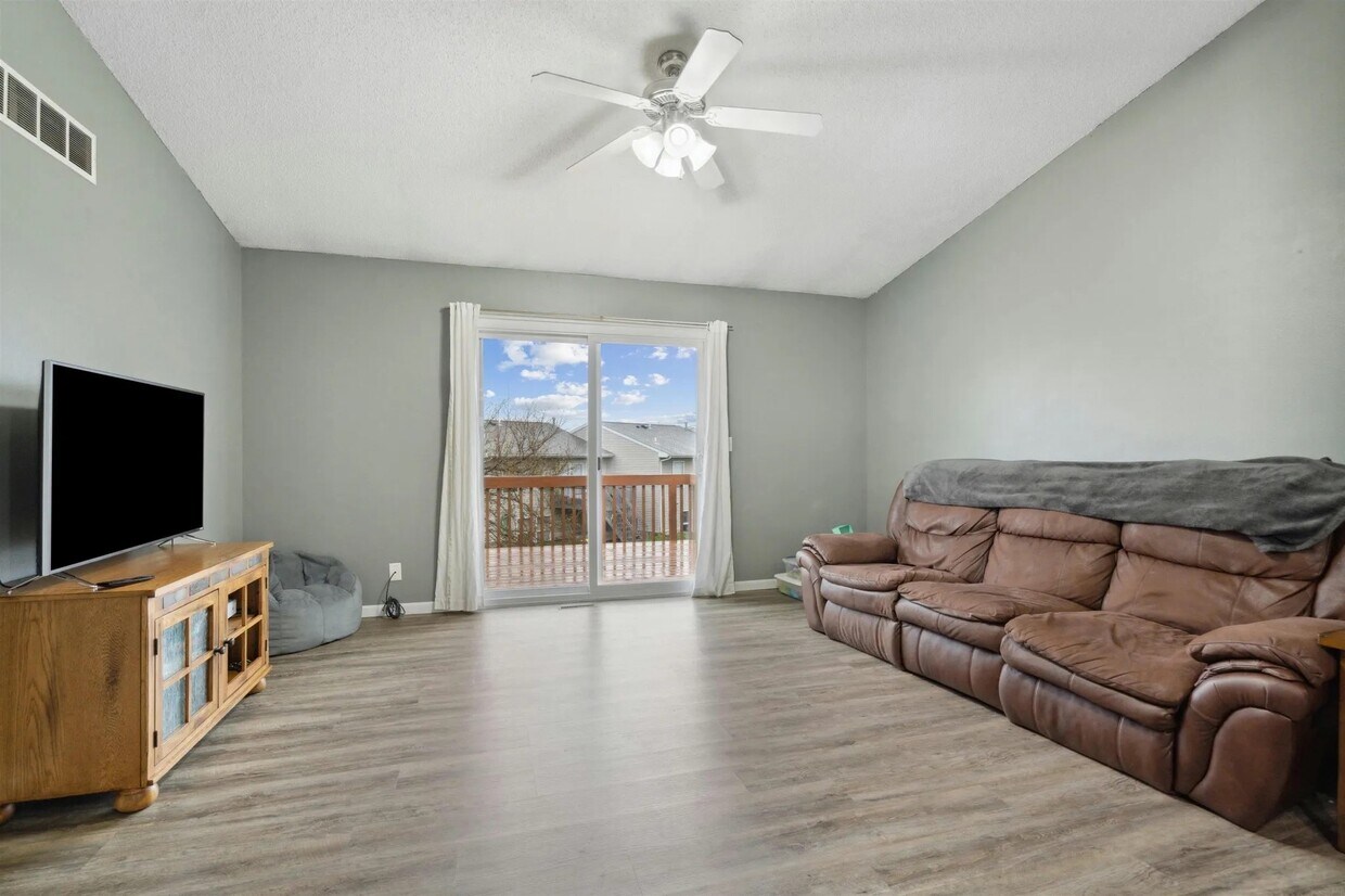Primary Photo - 667 Emily St