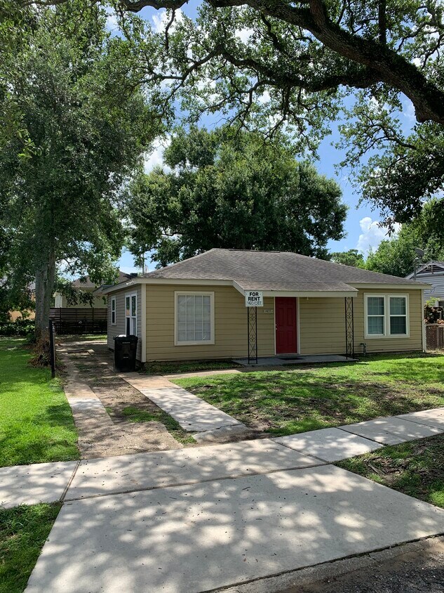 Foto principal - 4877 Montegut St