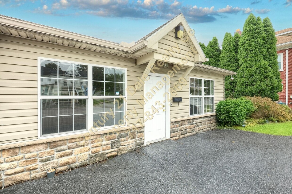Primary Photo - 2 Bedroom Townhome in Eastern School District