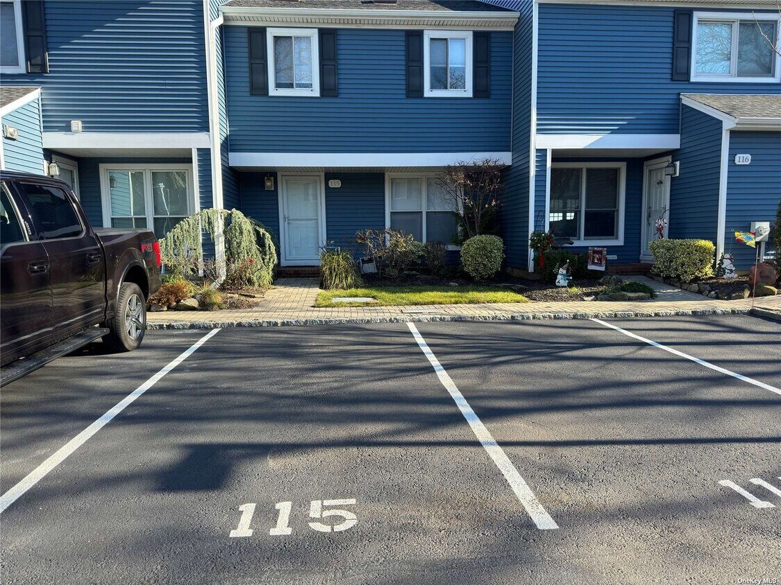 100 Baker Ct, Island Park, NY 11558 Townhome Rentals in Island Park NY