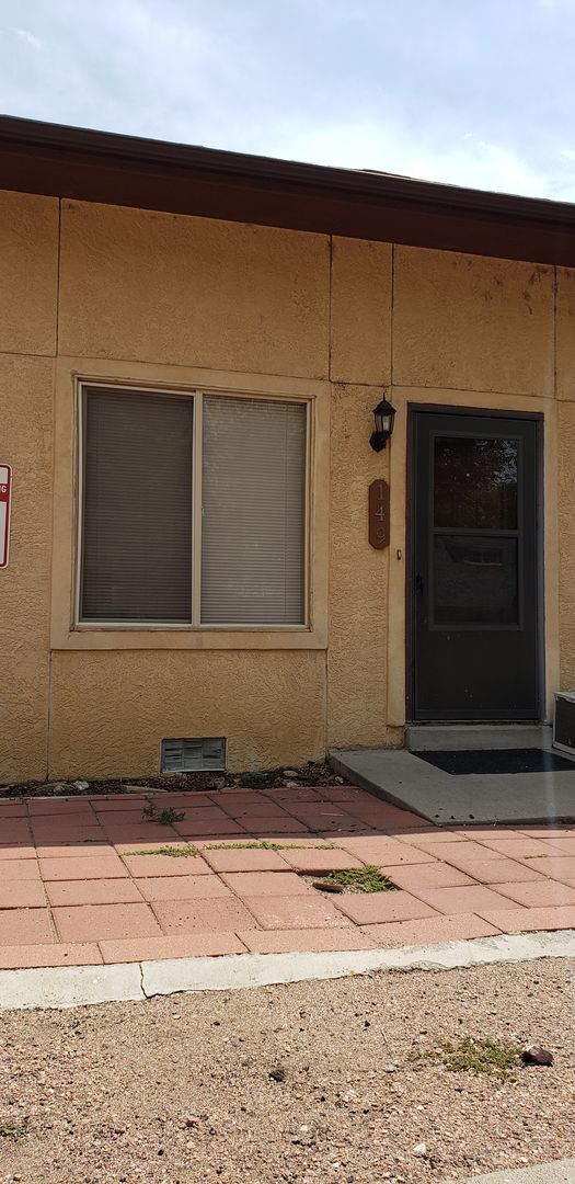 Foto del edificio - Cute 2BD/1BA unit FOR RENT on Wellington St.
