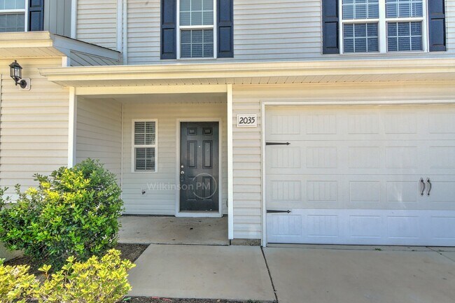 Building Photo - 4BD/2.5BTH Townhouse with Lawn Care Includ...
