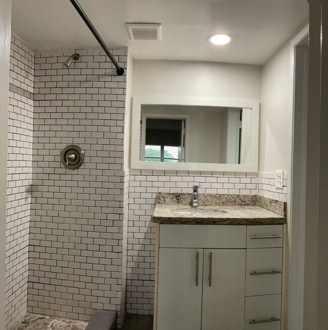 Building Photo - Up to 2 Months Free + Waived Utility Connection Fee! Spacious 1/1 in Central Location!