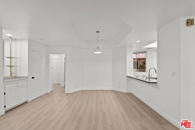 Building Photo - 10373 Almayo Ave