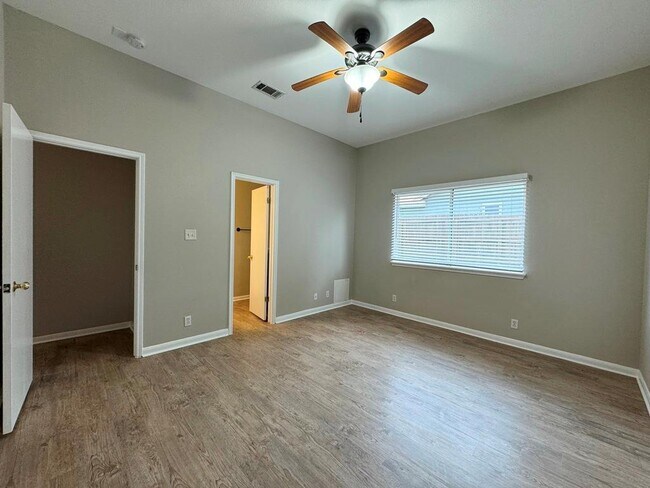 Foto del edificio - 219 Crystal Knoll Blvd