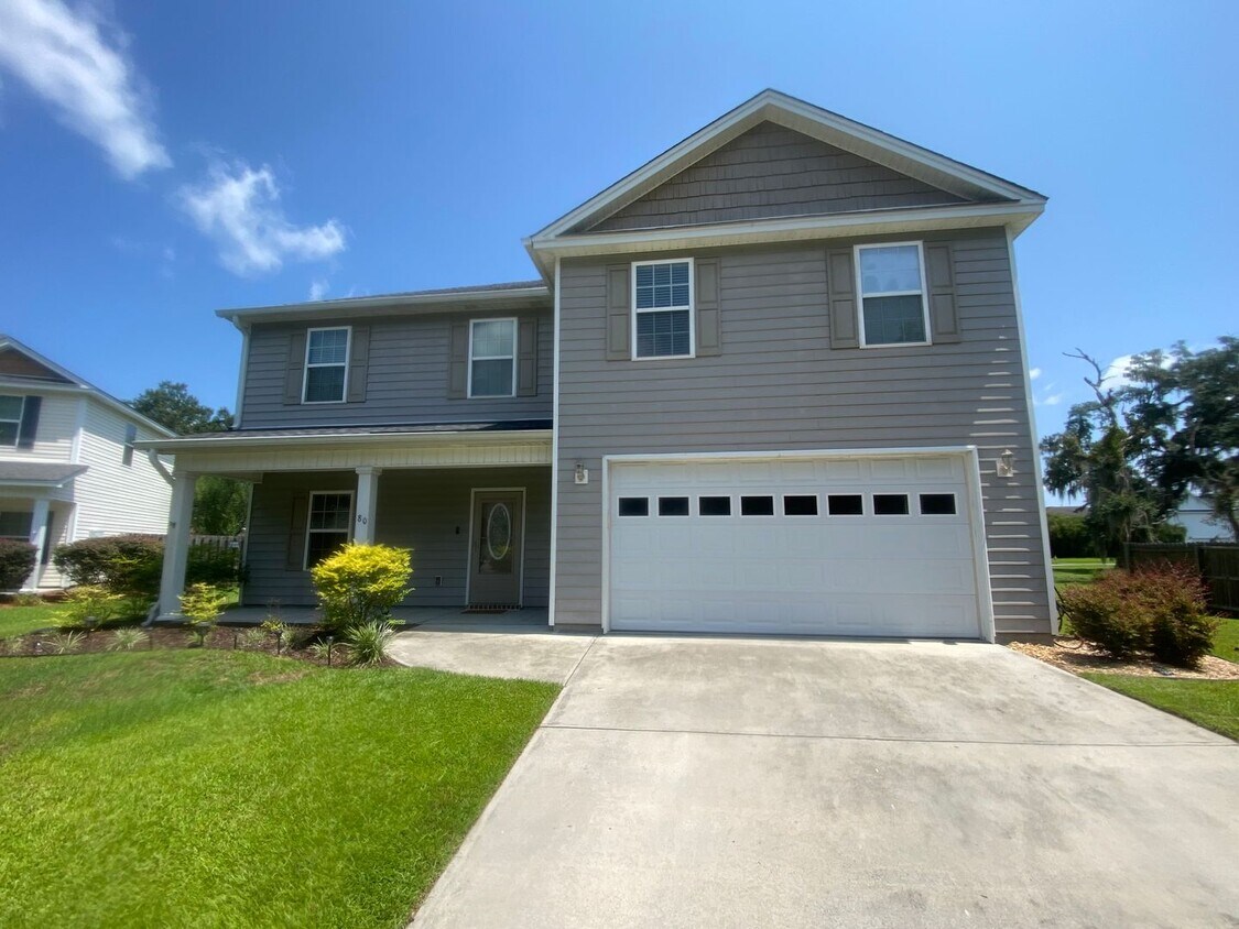 Foto principal - 5 bedroom home available now! Fenced Yard!