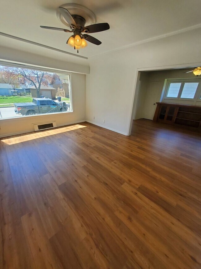 Building Photo - 3 Bedroom Single Family
