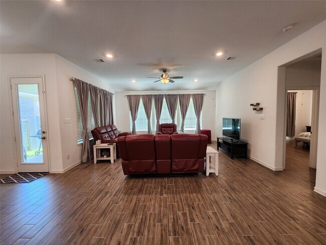 Foto del edificio - 14007 Hartford Heights Wy