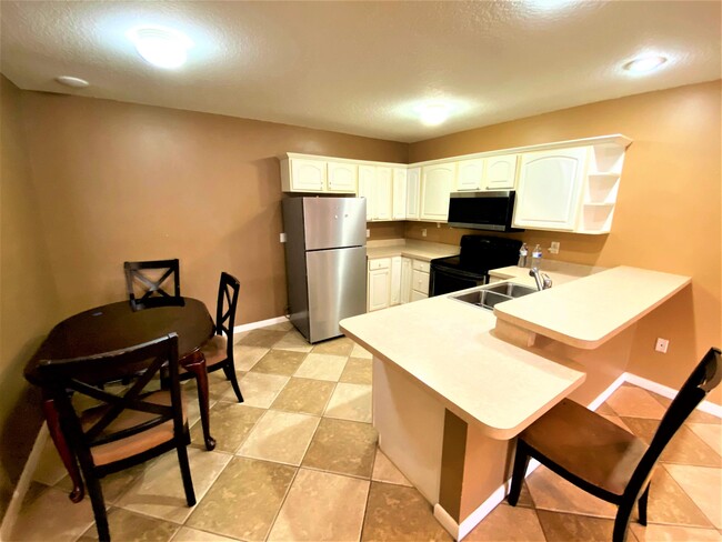 Building Photo - 22 Tulip Ave