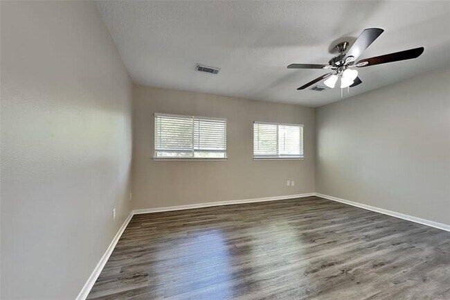 Building Photo - 819 Hyacinth Pl