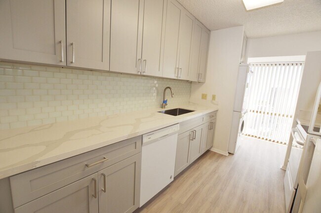 Foto del edificio - Century Center 2 bed, 2 bath, 1 parking 10...