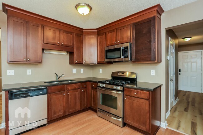 Building Photo - 2574 Overlake Dr