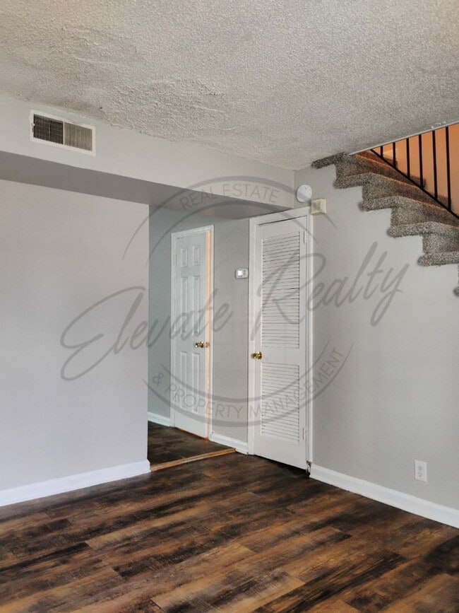 Building Photo - Two Bedroom Townhouse with deck near Trini...