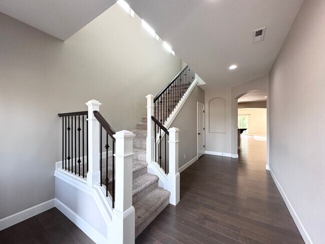 Foto del edificio - Stunning Modern 5 Bed 3 Bath Home in North...