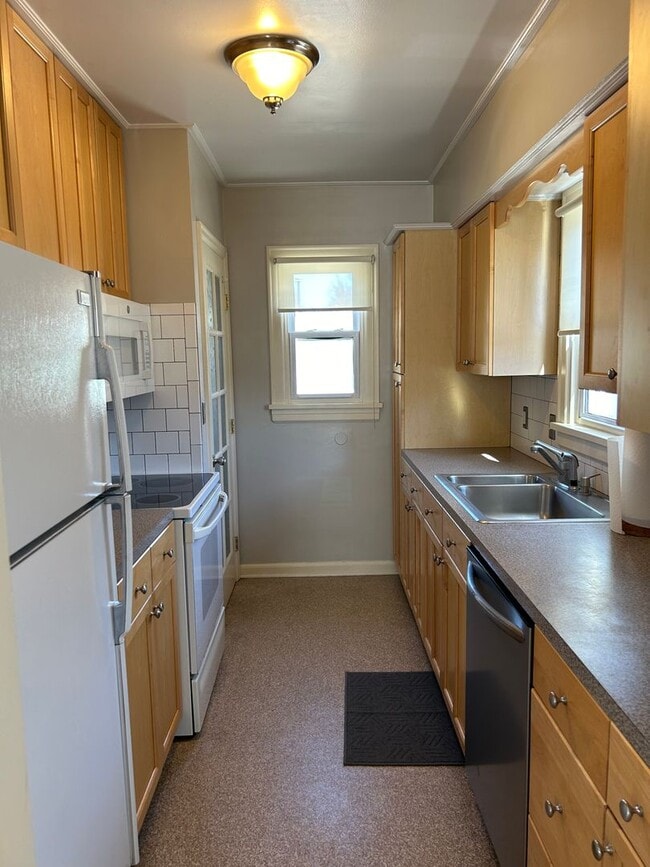 Building Photo - Cozy upper unit