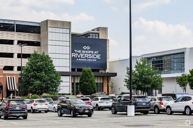 Discover The Shops at Riverside, where you'll find an incredible selection, from delicious dining options to the luxury of Bloomingdale's, all in the heart of Hackensack, NJ.