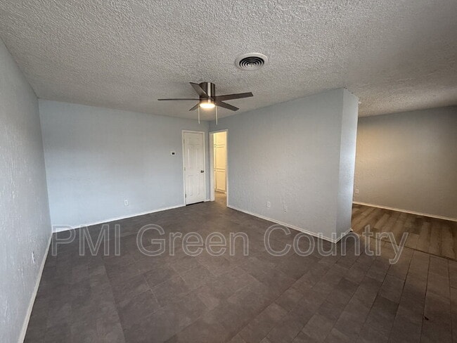 Building Photo - 232 S Indianola St