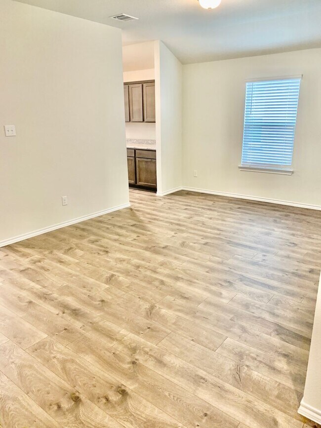 Foto del edificio - MUST SEE! 4 BDRM/2 BATH- Great Denton Loca...
