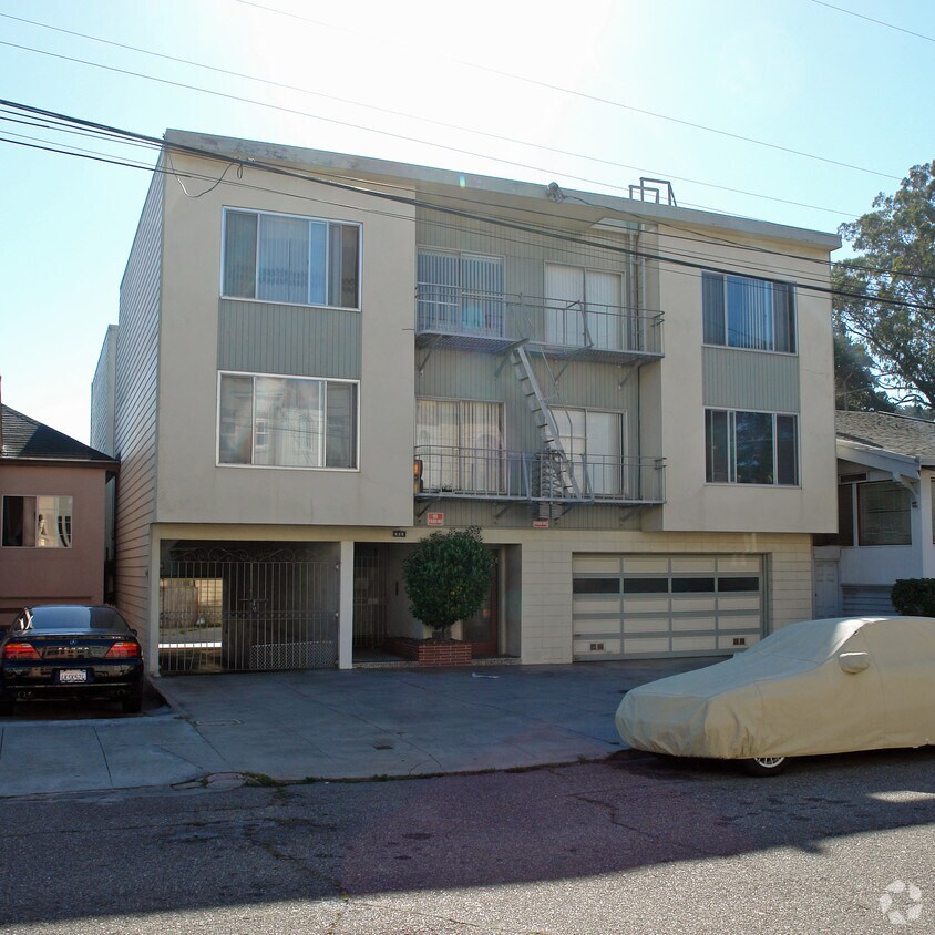 Building Photo - 890 34th Ave