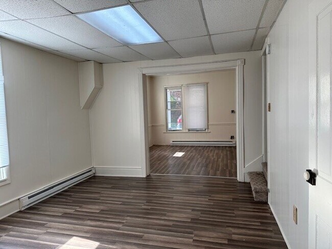 Foto del edificio - Renovated Duplex For Rent Situated In Newp...